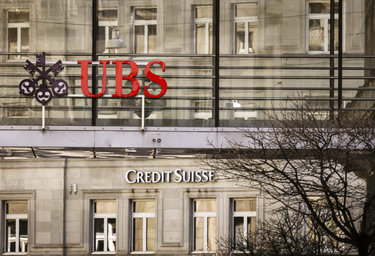 Príbeh Credit Suisse sa končí. Za vyše tri miliardy dolárov ju prevezme UBS, švajčiarska banka číslo jeden