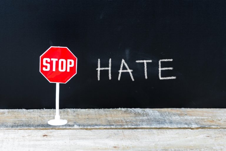 Riziká oddelenia „nenávistných prejavov“ od emócie nenávisti