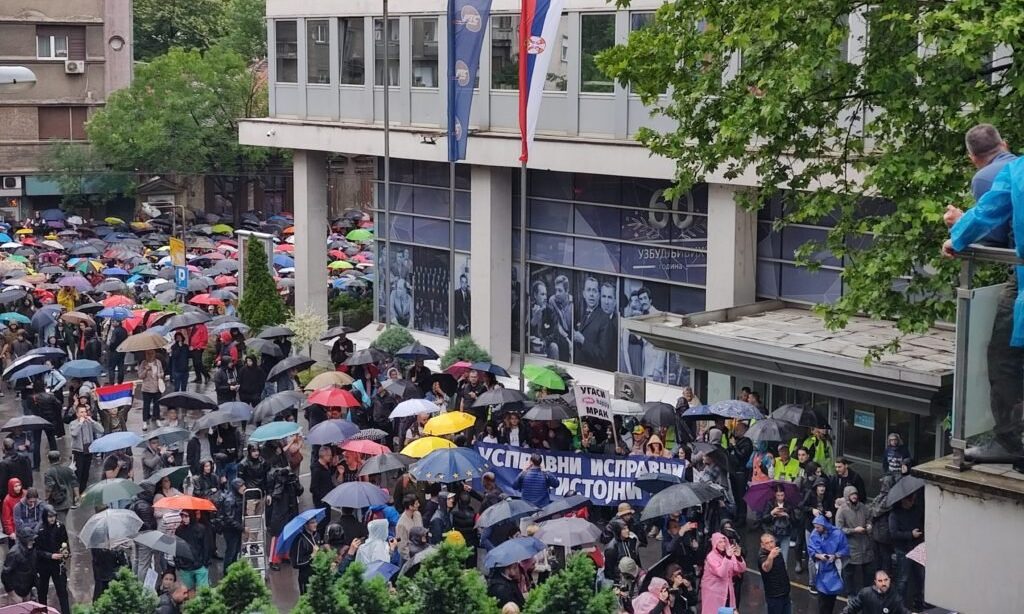 Štandard — Demonštranti v Belehrade obkľúčili budovu štátnej televízie