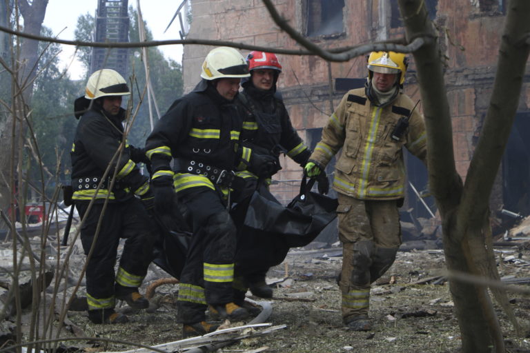 Po raketovom útoku na nemocnicu v Dnipre je 31 zranených vrátane ôsmich lekárov