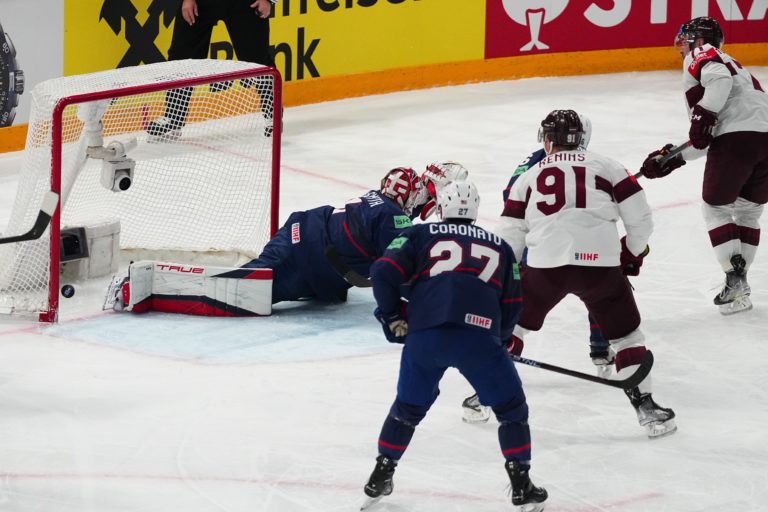 Lotyši zdolali USA 4:3 po predĺžení a získali na hokejovom šampionáte historický bronz