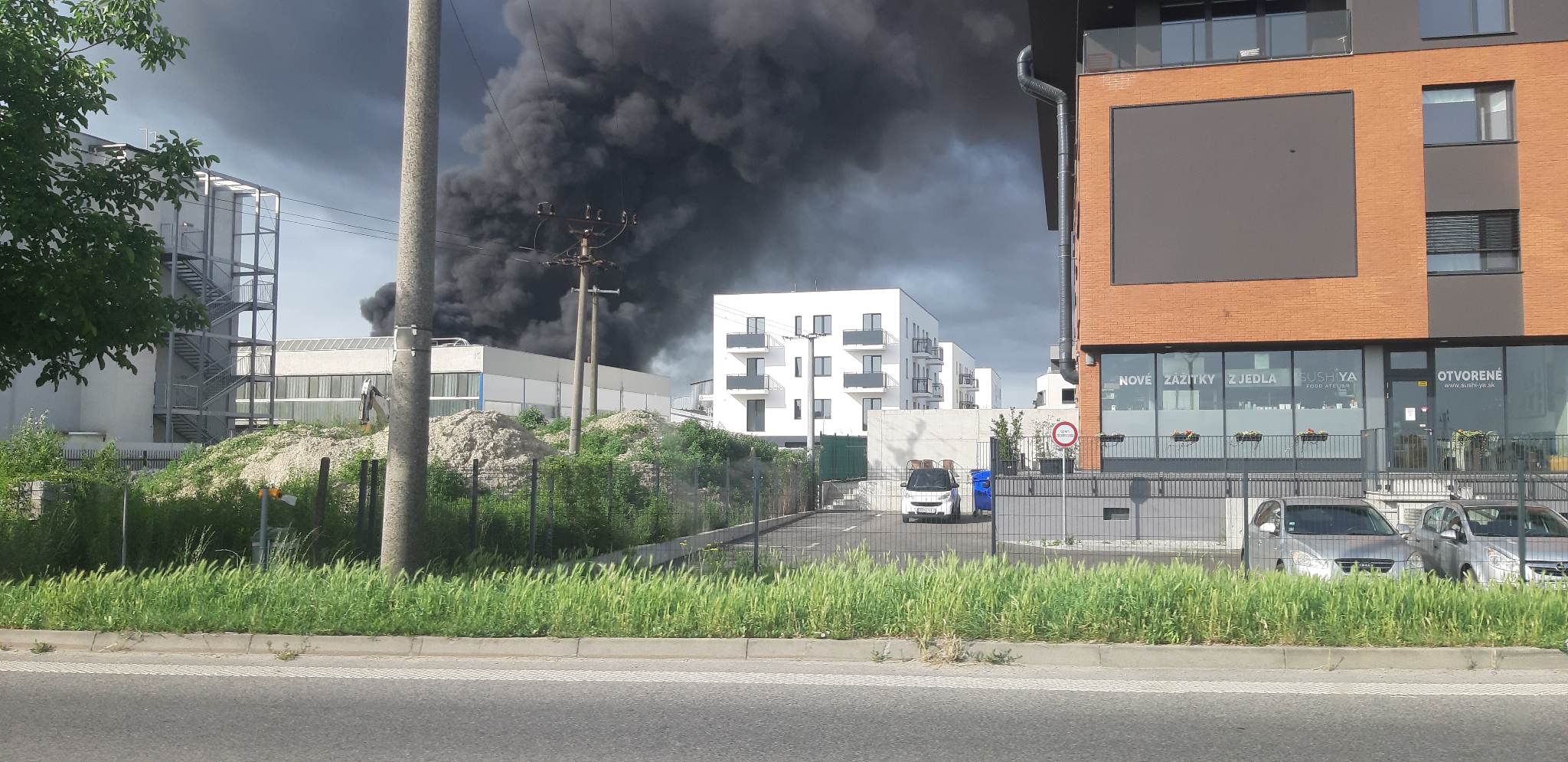 Foto: V jednej z firiem v Rovinke pri Bratislave vypukol rozsiahly požiar