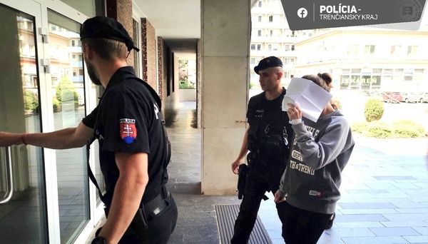 Kukláči chytili ženu, ktorá dvakrát nahlásila bombu v Trenčíne. Telefón hodila do Váhu