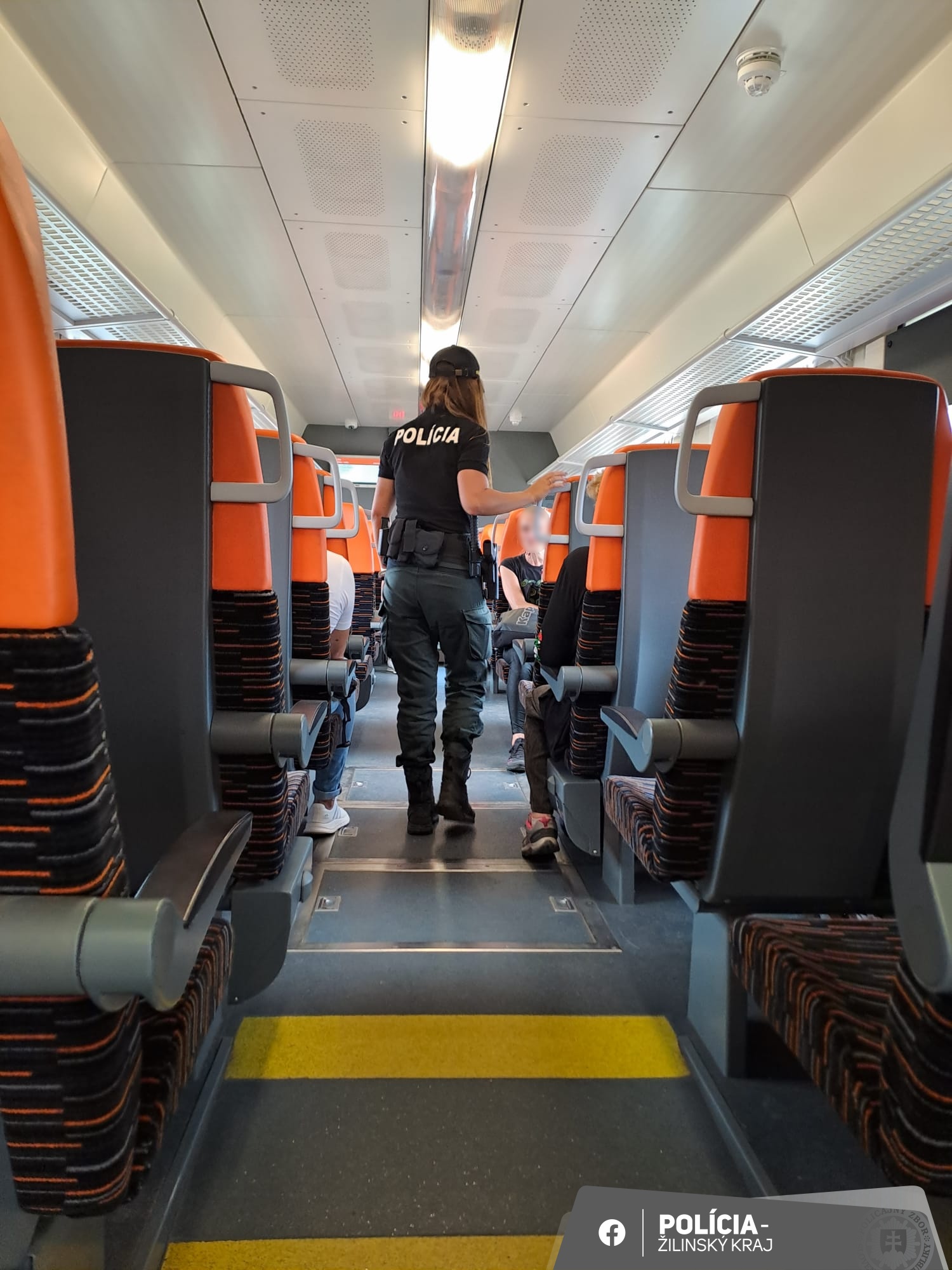 Študentov chcú chrániť od agresorov vo vlakoch