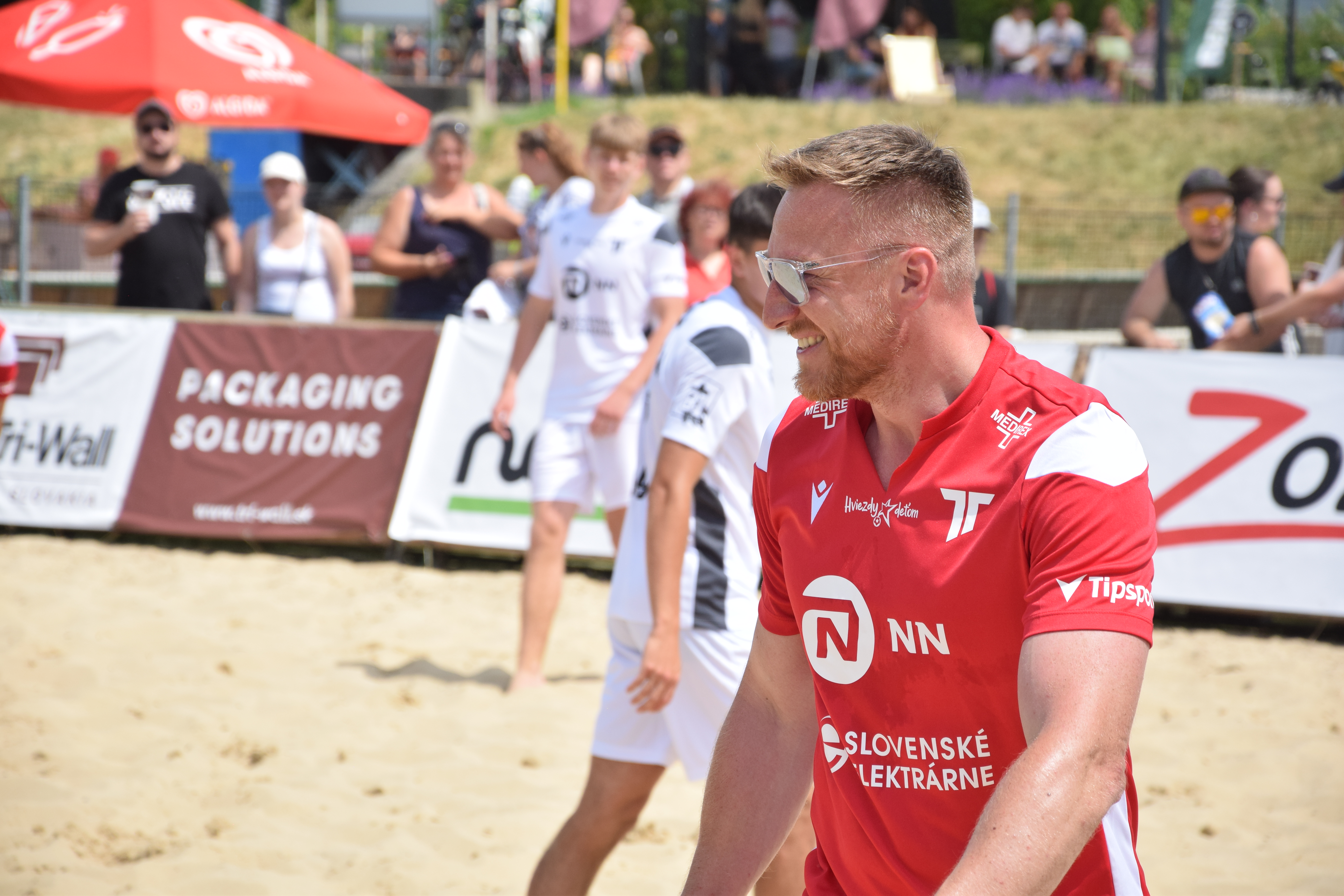 Hossov sviatok sa blíži: Posilnená doprava, bezplatné parkovanie a premietanie zápasu na námestí