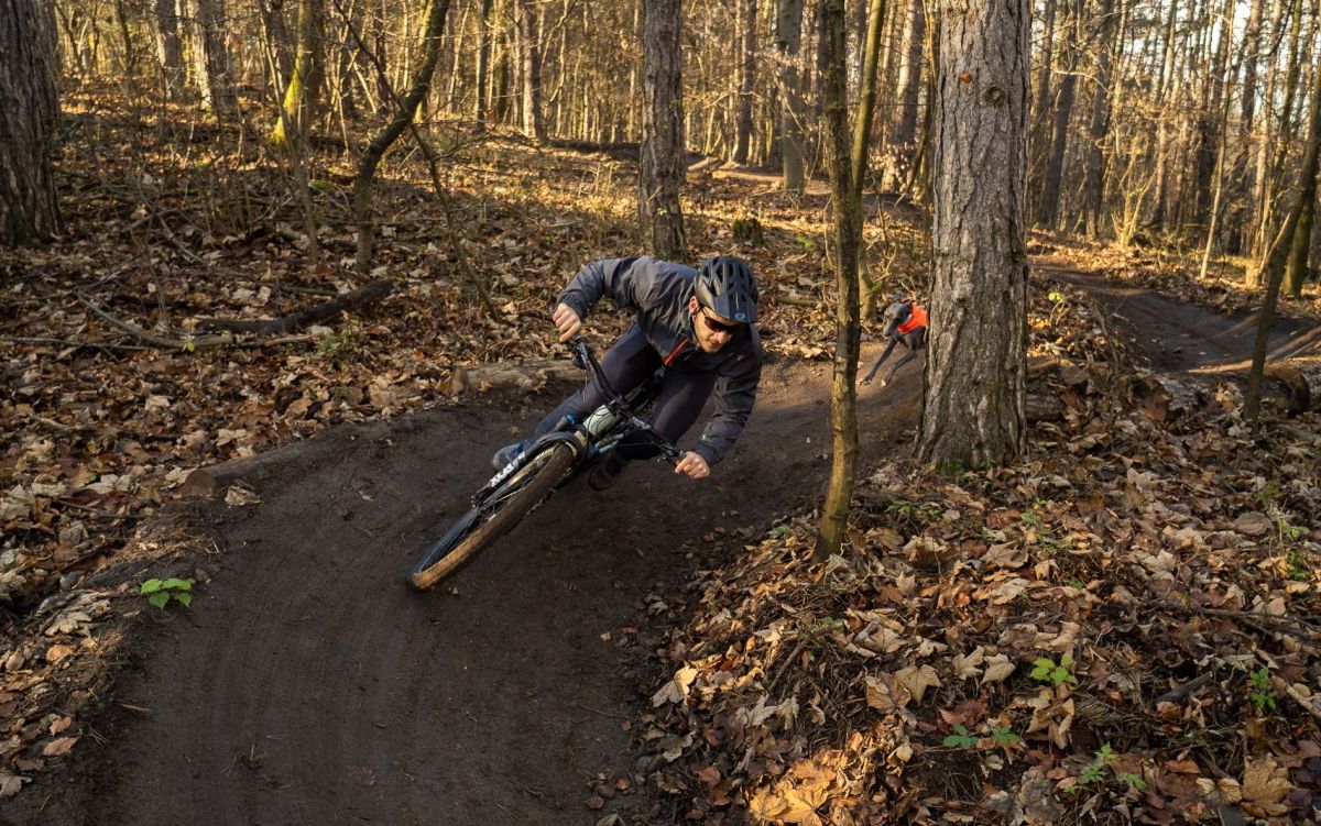 Z lesoparku Brezina sa stáva raj cyklistov. Chodci musia byť v strehu