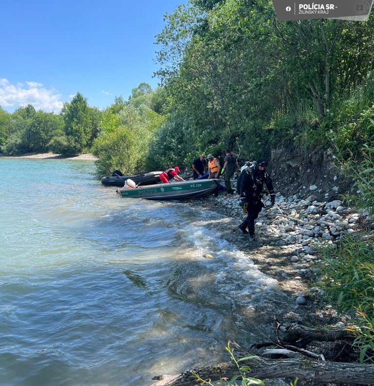 Boj o život. Do člna na Liptovskej Mare sa im naberala voda