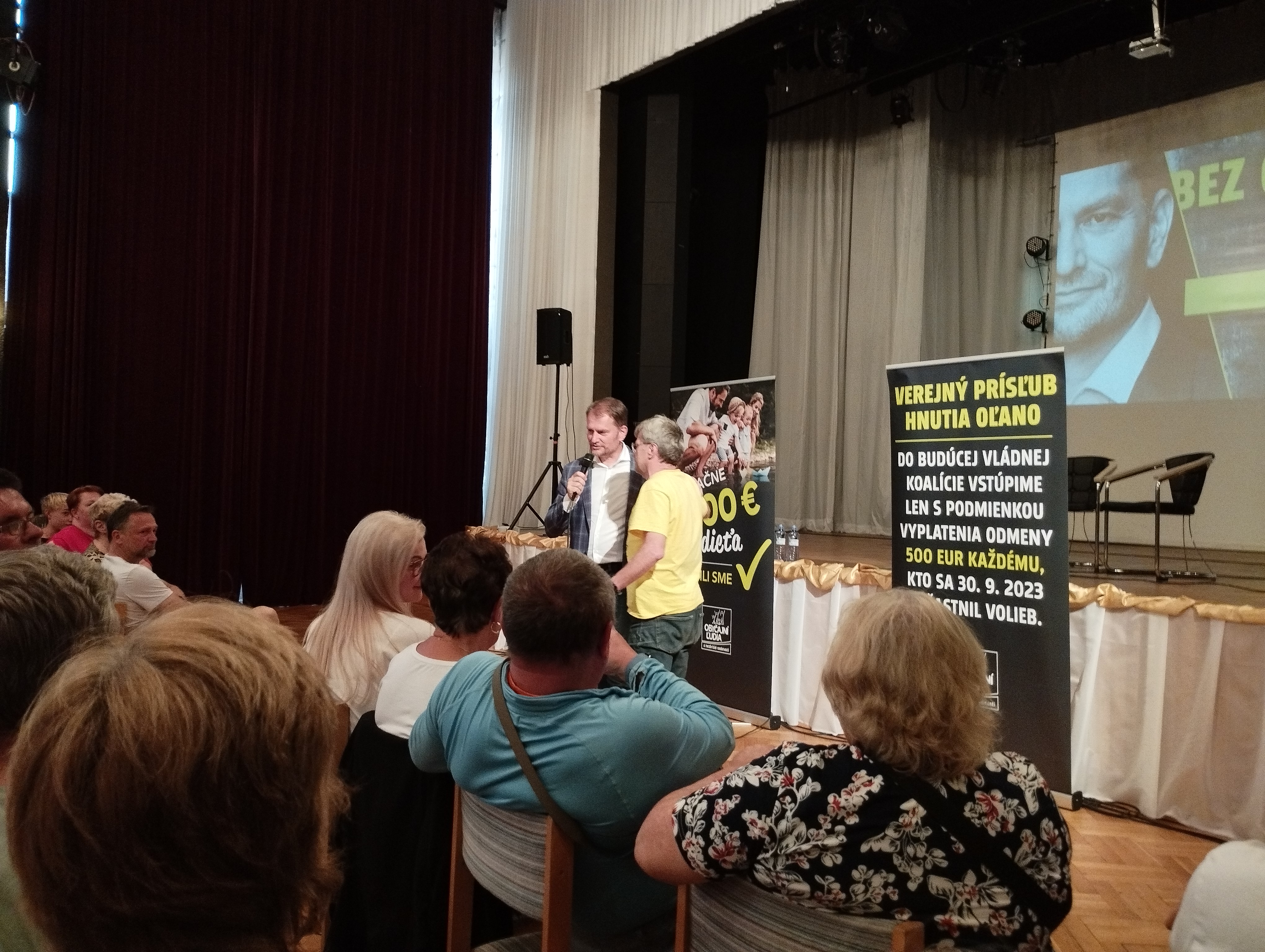 VIDEO: Bez ochranky. Na Matoviča zaútočil podgurážený Žilinčan