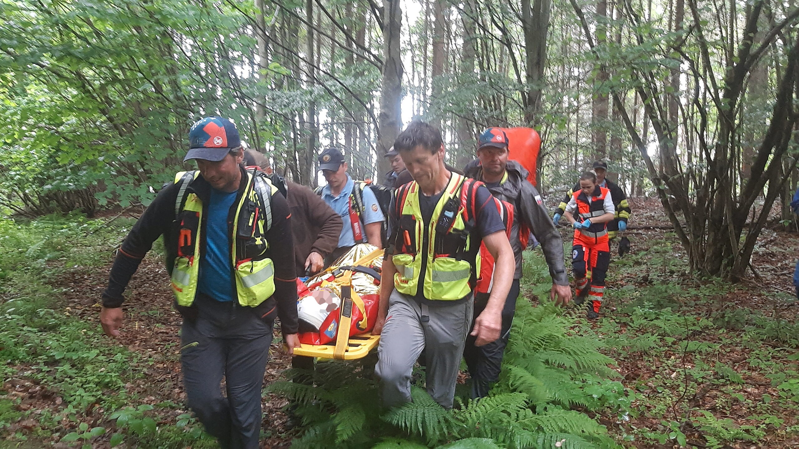 Po zrútení mostíka jej pomáhali horskí záchranári
