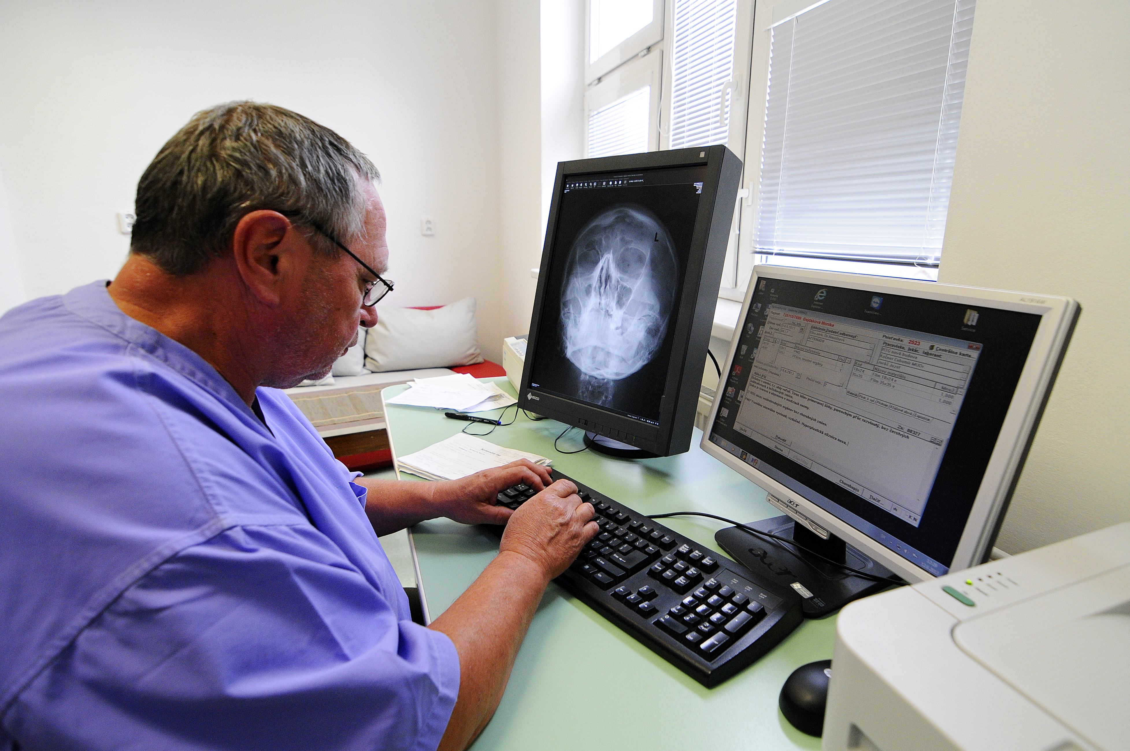 Poplatky v ambulanciách stále rastú. Kraje chcú, aby to riešil rezort zdravotníctva. Ten už vraj nemá čas