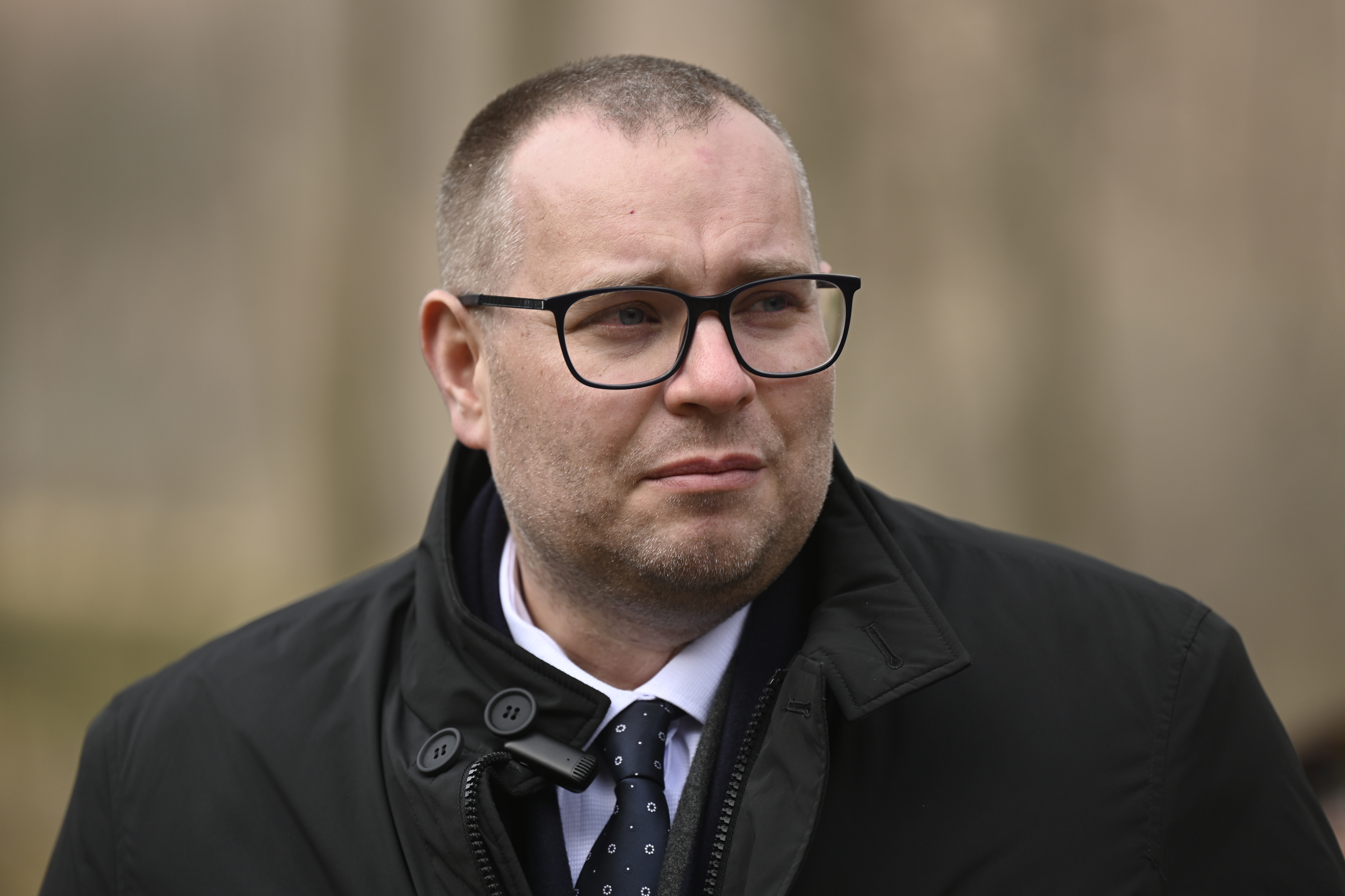 Ombudsman: Zadržaných v celách sledujú na záchodoch kamery, chýba aj čerstvý vzduch