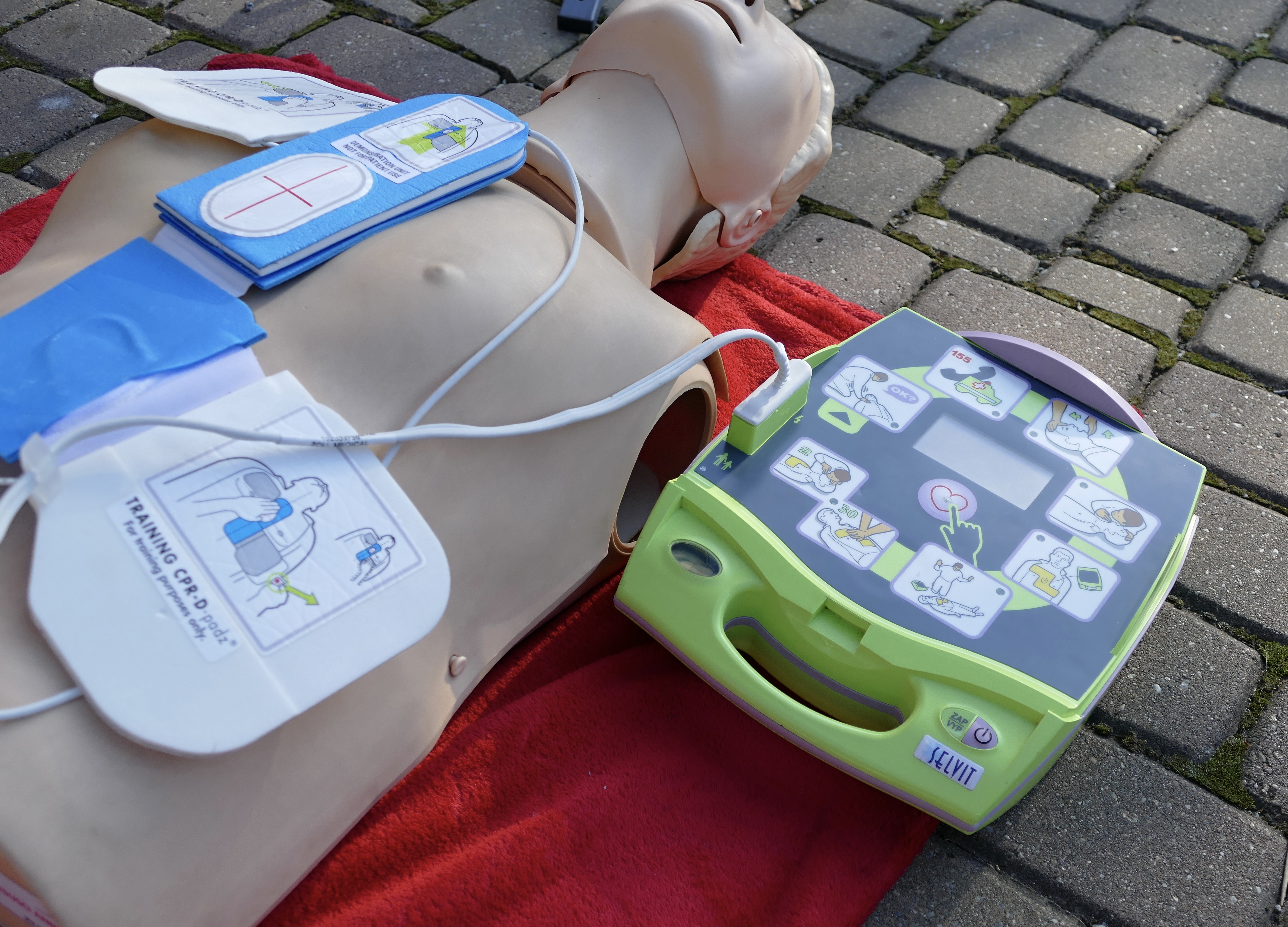 Obce nemajú dostatok financií na nákup defibrilátorov. Nepomôže im ani štát