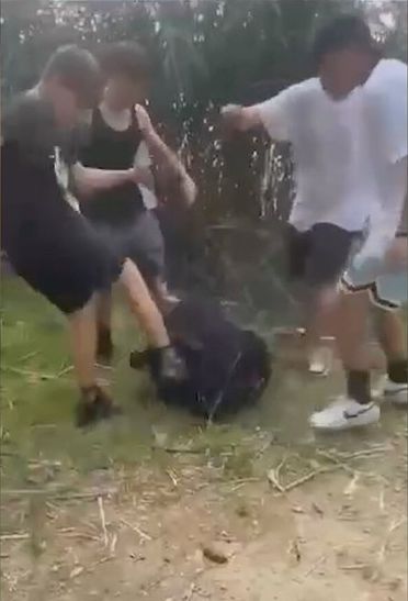 VIDEO: Partia tínedžerov brutálne dobila a dokopala chlapca