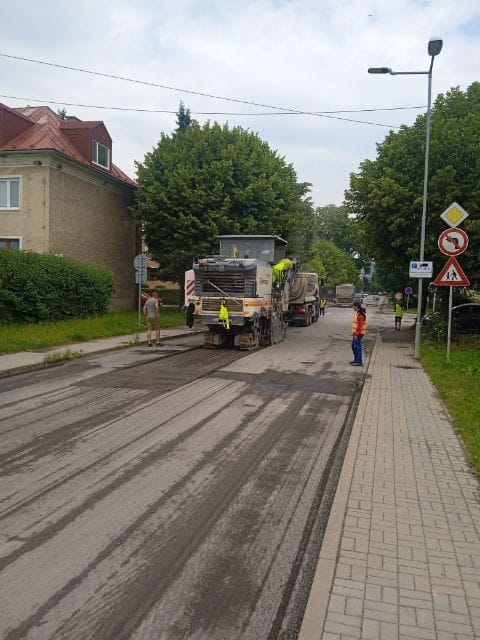 Cestári frézujú cestu, jamy sú slabo viditeľné