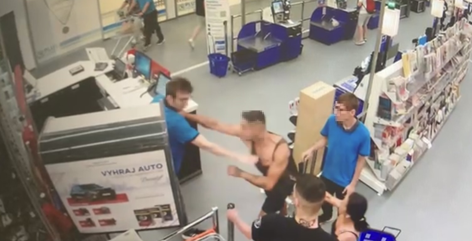 Dráma v obchodnom centre: Muž napadol štyroch ľudí