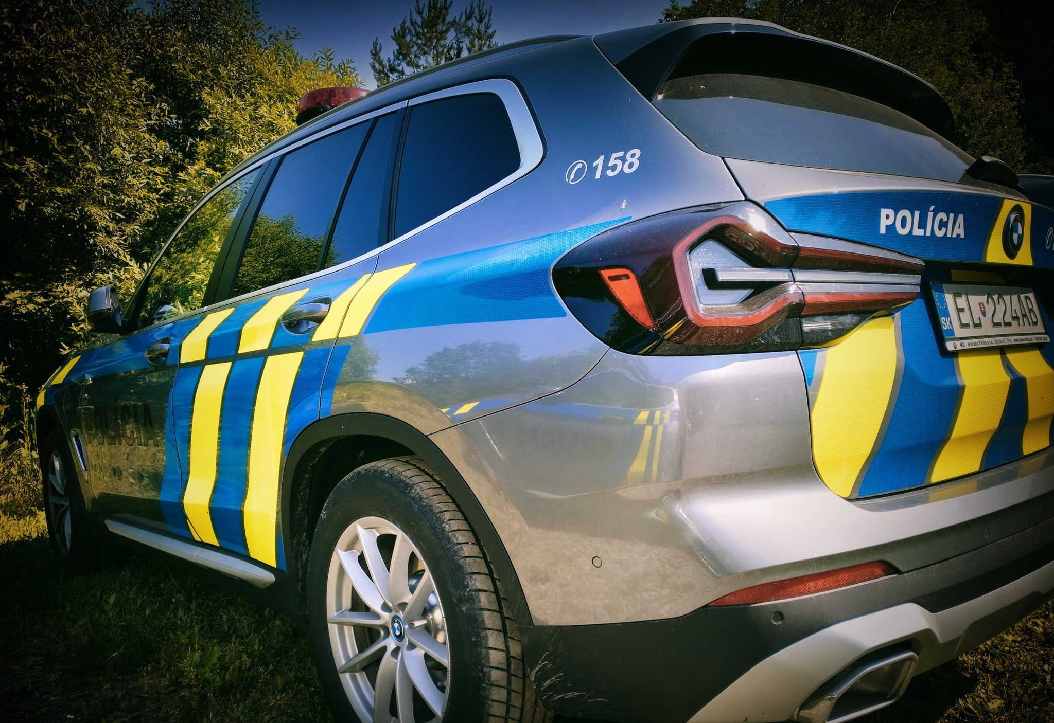 Polícia obvinila troch mužov z vykradnutia rodinného domu