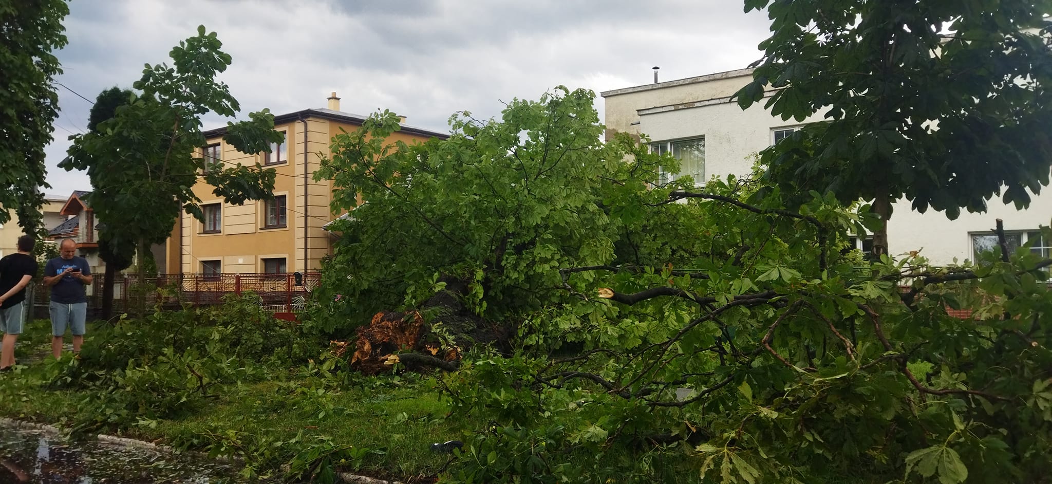 Strážske bolo po búrke dočasne nepriechodné