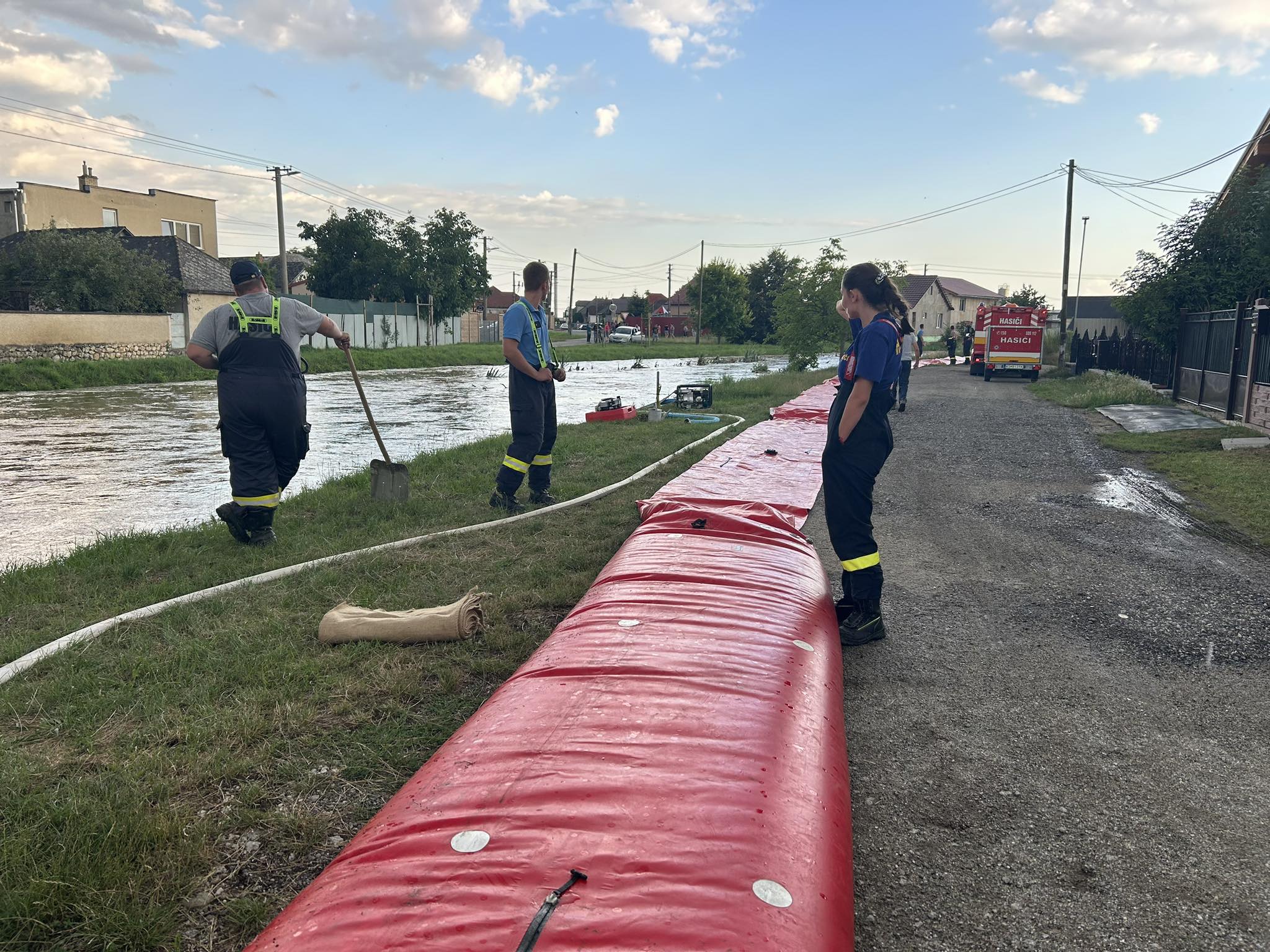 Pre stúpajúcu vodu potoka v obci Čečejovce stavali protipovodňové bariéry
