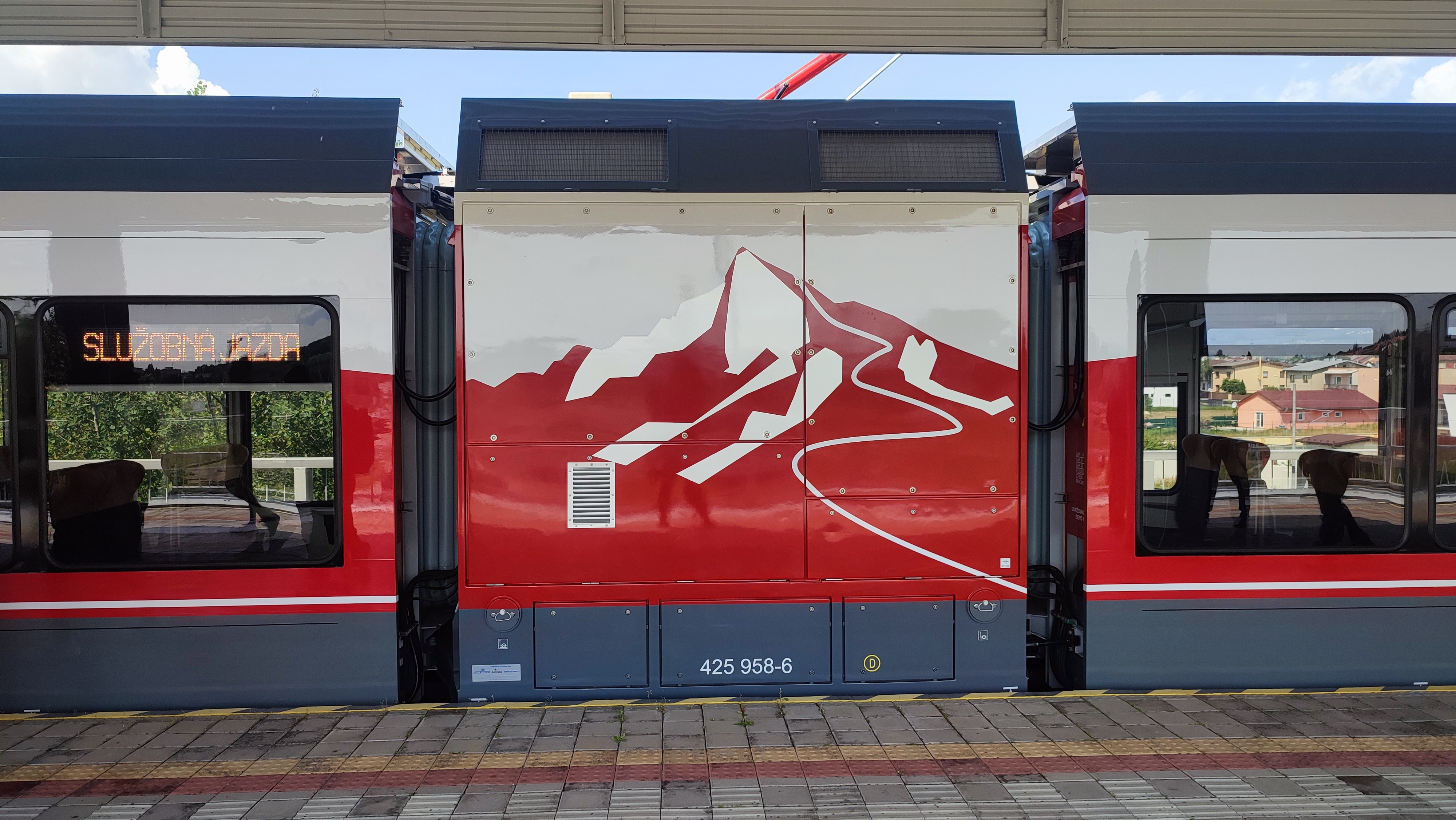 Vlakovú dopravu koncom víkendu sťažilo počasie hlavne na tatranských tratiach