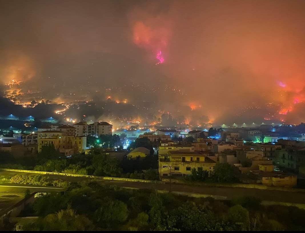 Na Sicílii pri Palerme horí. Našli dvoch mŕtvych, evakuovali turistov a zatvorili letisko