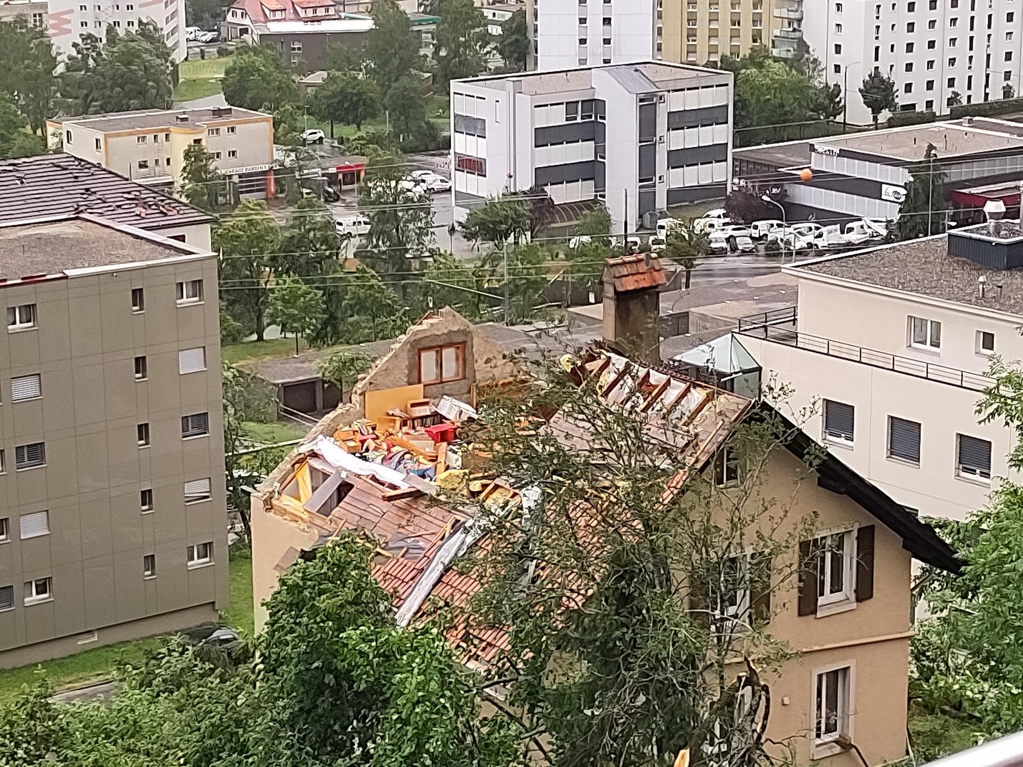 Krúpy veľkosti tenisovej loptičky. Švajčiarsko zasiahlo tornádo, hlásia jednu obeť