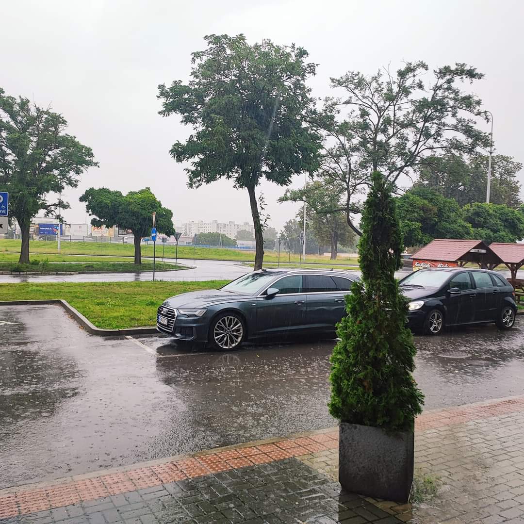 Na východe hrozia búrky s krúpami