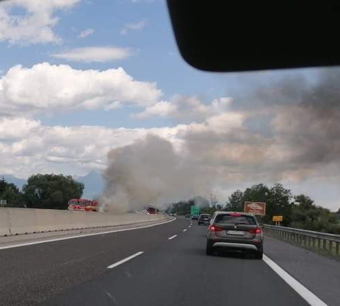 Pozor uzavretá diaľnica, horí auto