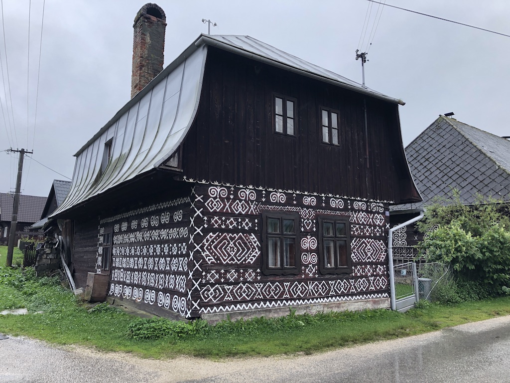 Slovensko má rozprávkovú dedinku. Navštívili ste ju?