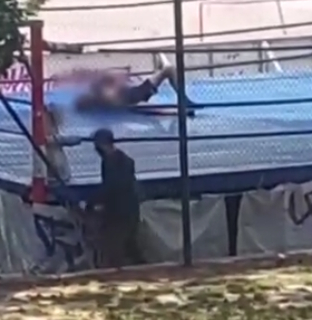 Brutalita. Chlapca zdvihol nad hlavu a z výšky ho hodil o zem