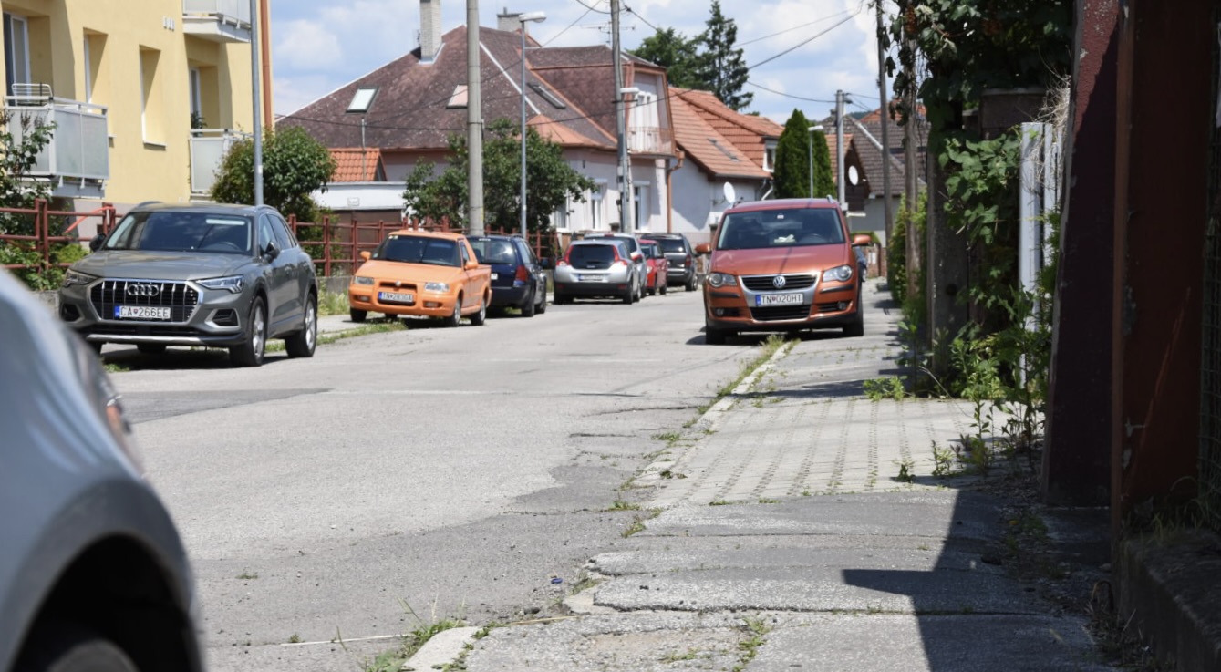 Trenčania, pozor. Táto ulica bude niekoľko týždňov prejazdná len v jednom pruhu