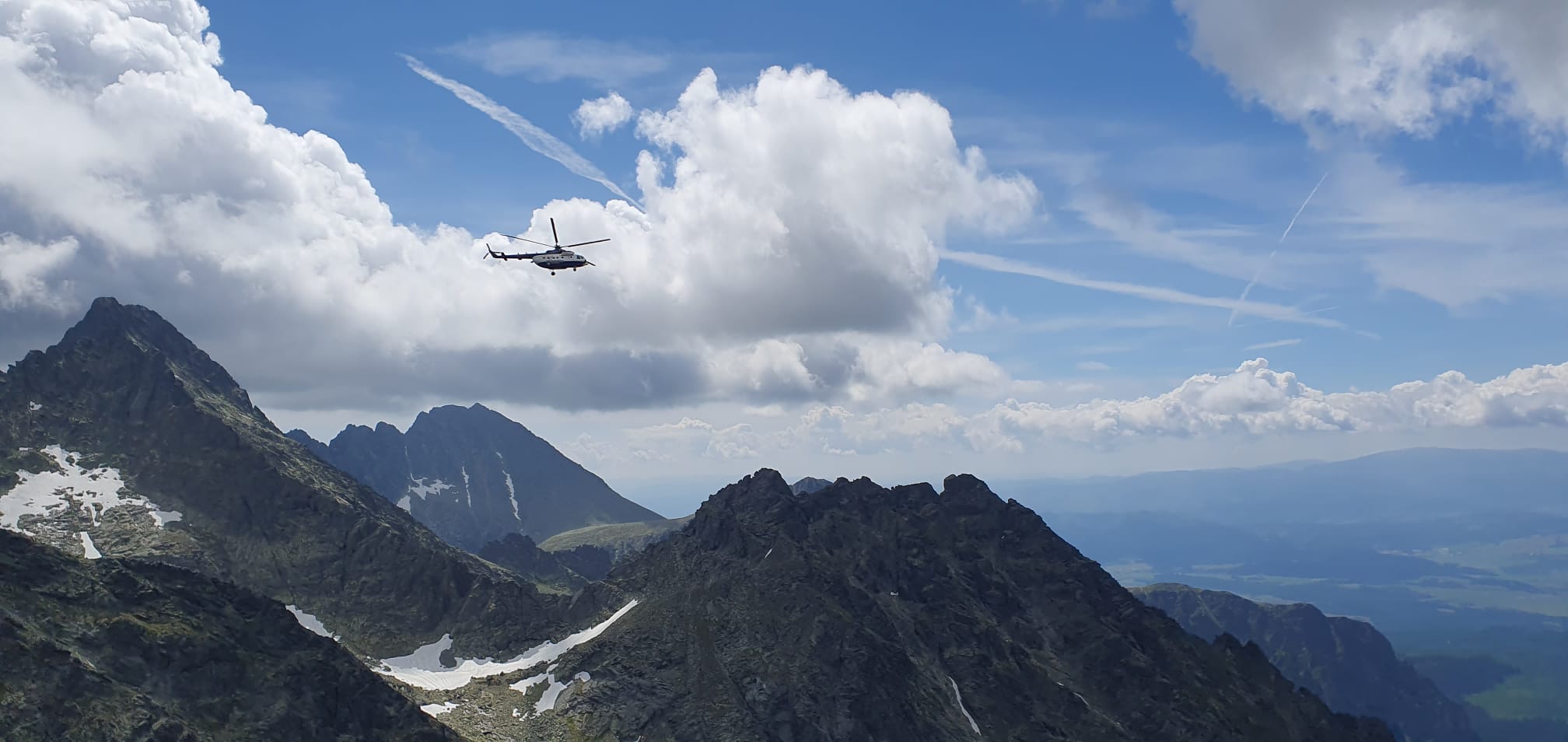 Noc strávili záchranári so zranenou na Bradavici