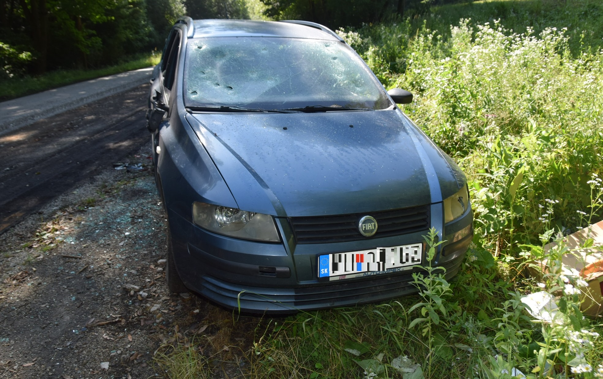 Hľadá sa páchateľ: Zdemoloval auto a zničil stavebné stroje