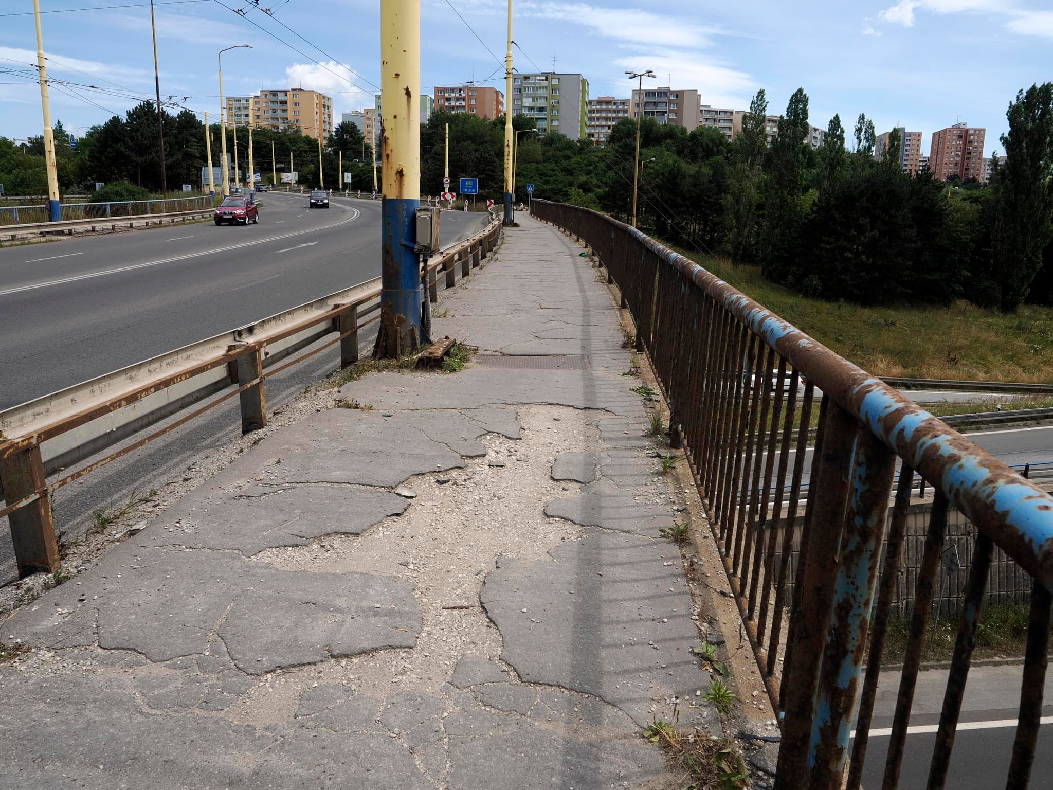 Obnova chodníka na Hlinkovej ulici v Košiciach prinesie zmeny v doprave