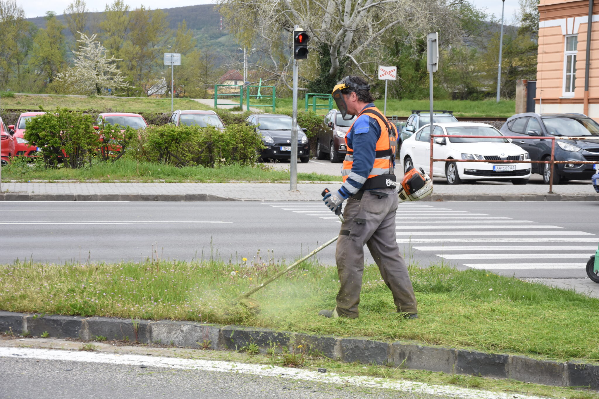 Pre teplé počasie začal Lučenec s kosením skôr ako po minulé roky