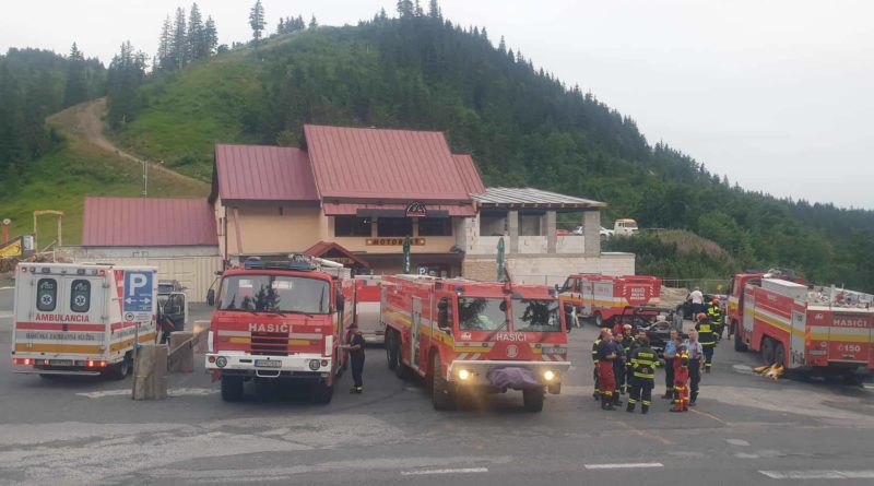 FOTOGALÉRIA: Čertovica v plameňoch. Hasiči sa trápia, terén je ťažko dostupný