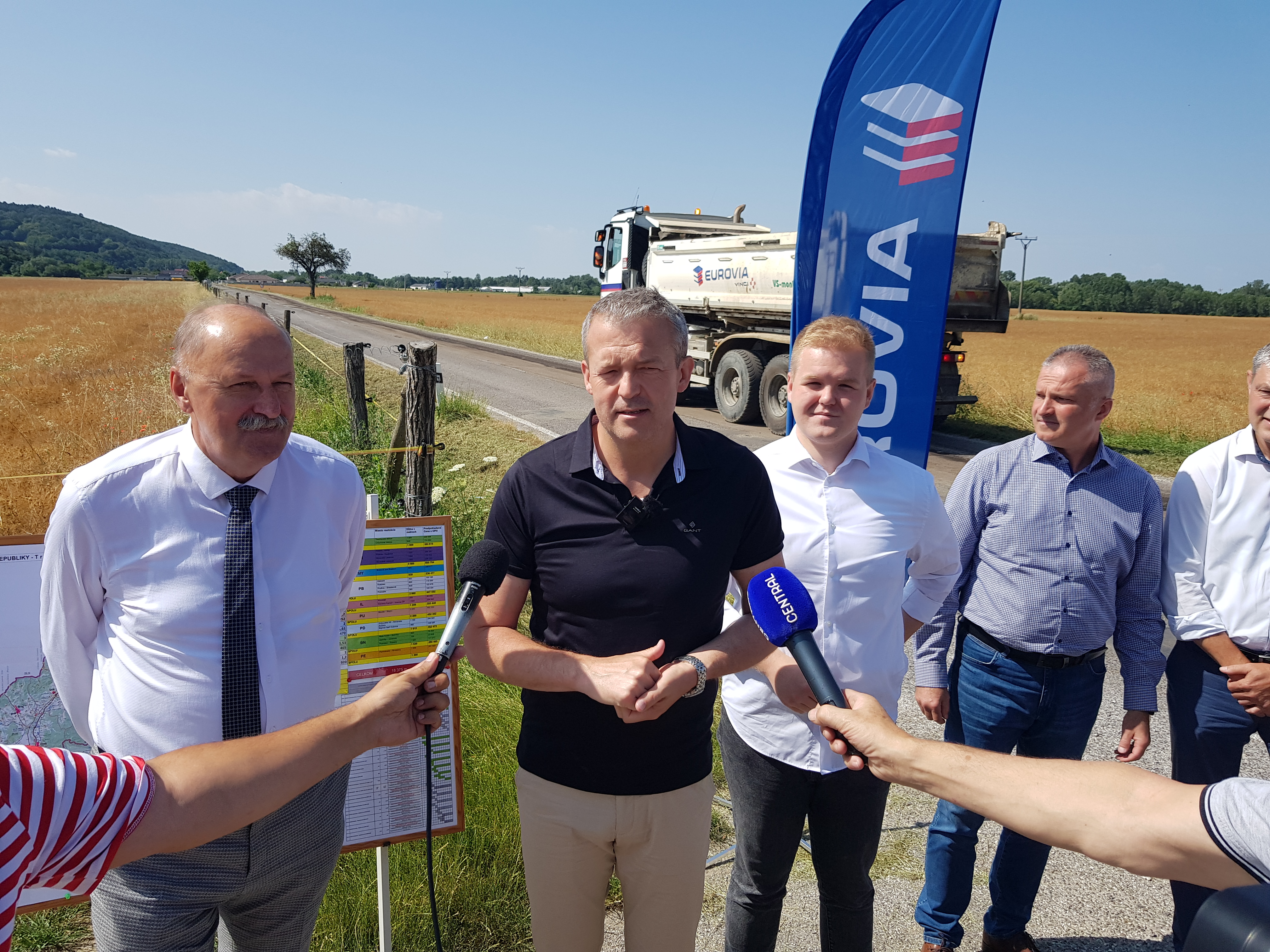 Spustili hromadné asfaltovanie, za dva týždne opravia 20 úsekov