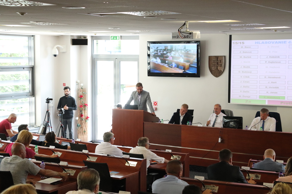 Pozemky predávali za jedno euro, nakupovali za desiatky tisíc