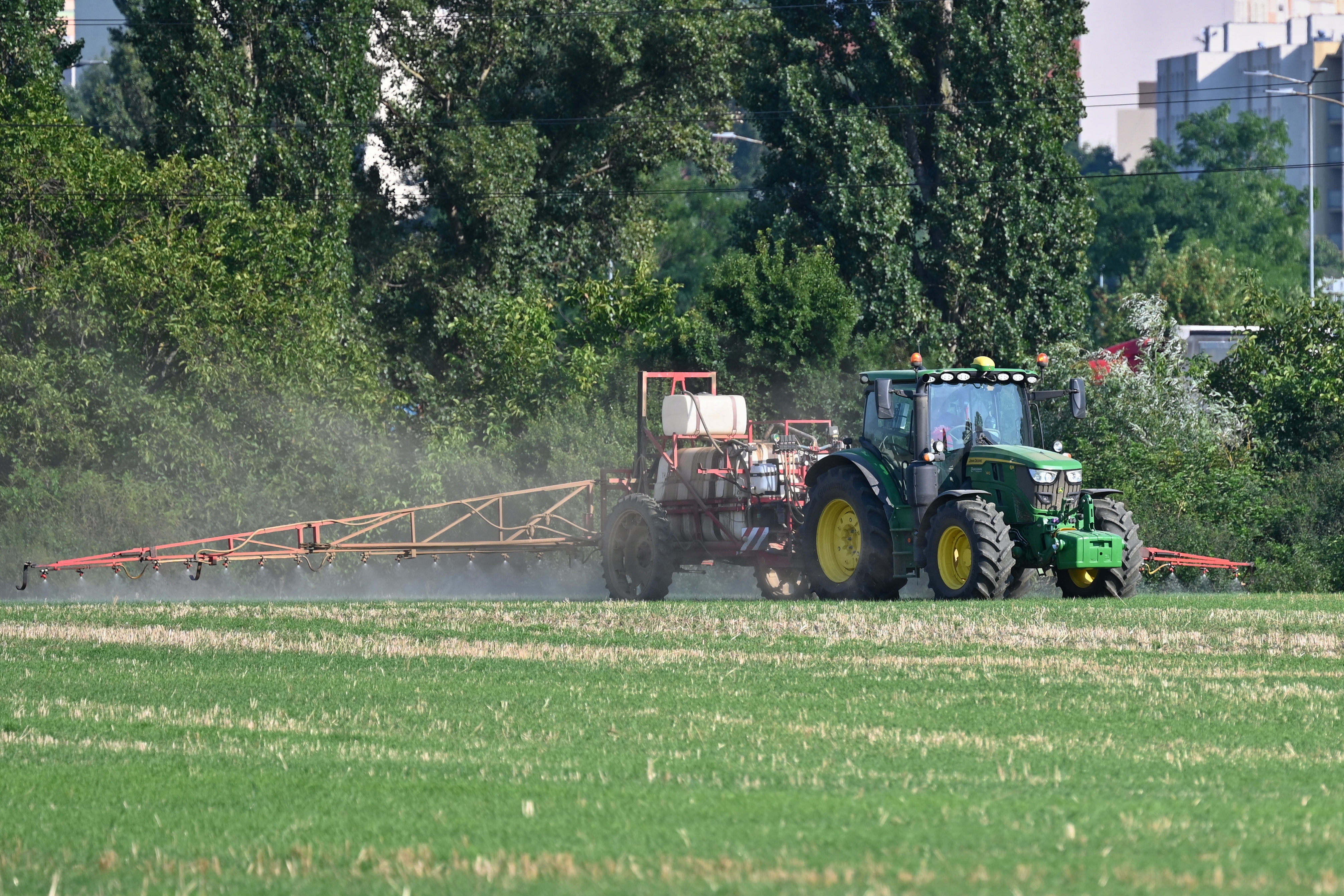 Muž chcel kúpiť traktor, no prišiel o tisícky eur