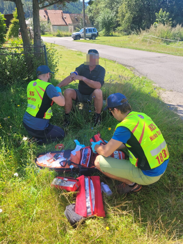 Turistu uštipol had. Okamžite zasahovali horskí záchranári