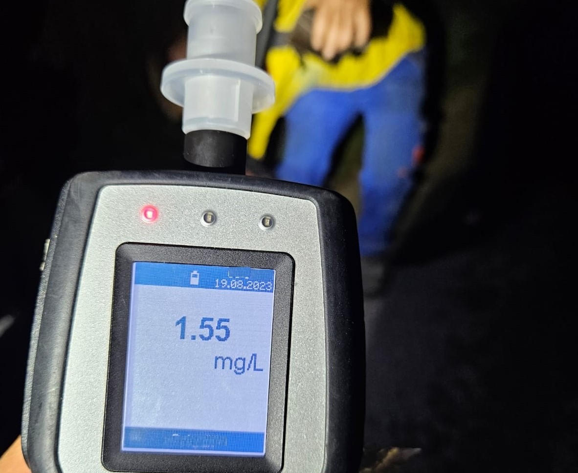 Potúžený alkoholom viedol auto, nezastavil ho ani náraz