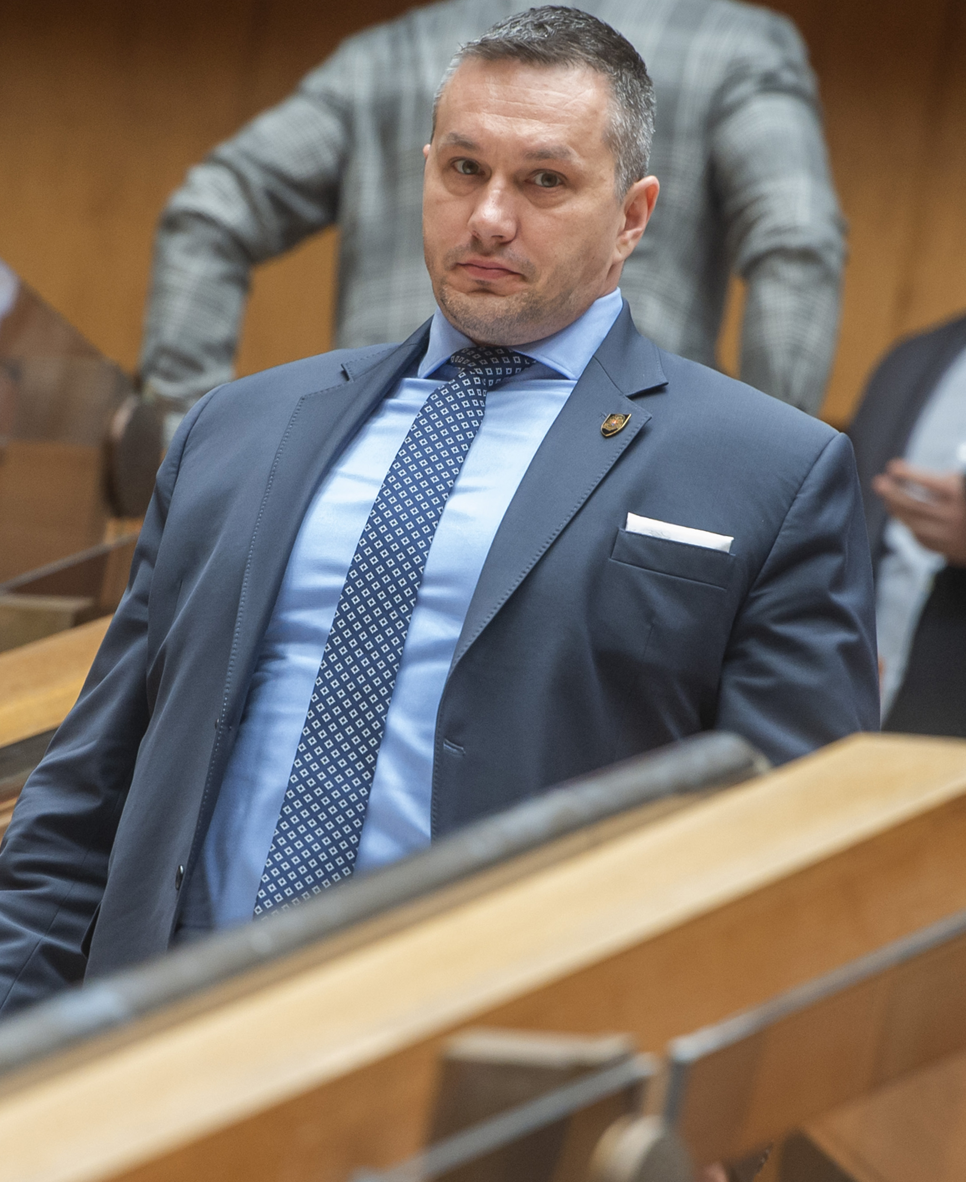 NAKA po výsluchu zadržala obvineného riaditeľa SIS