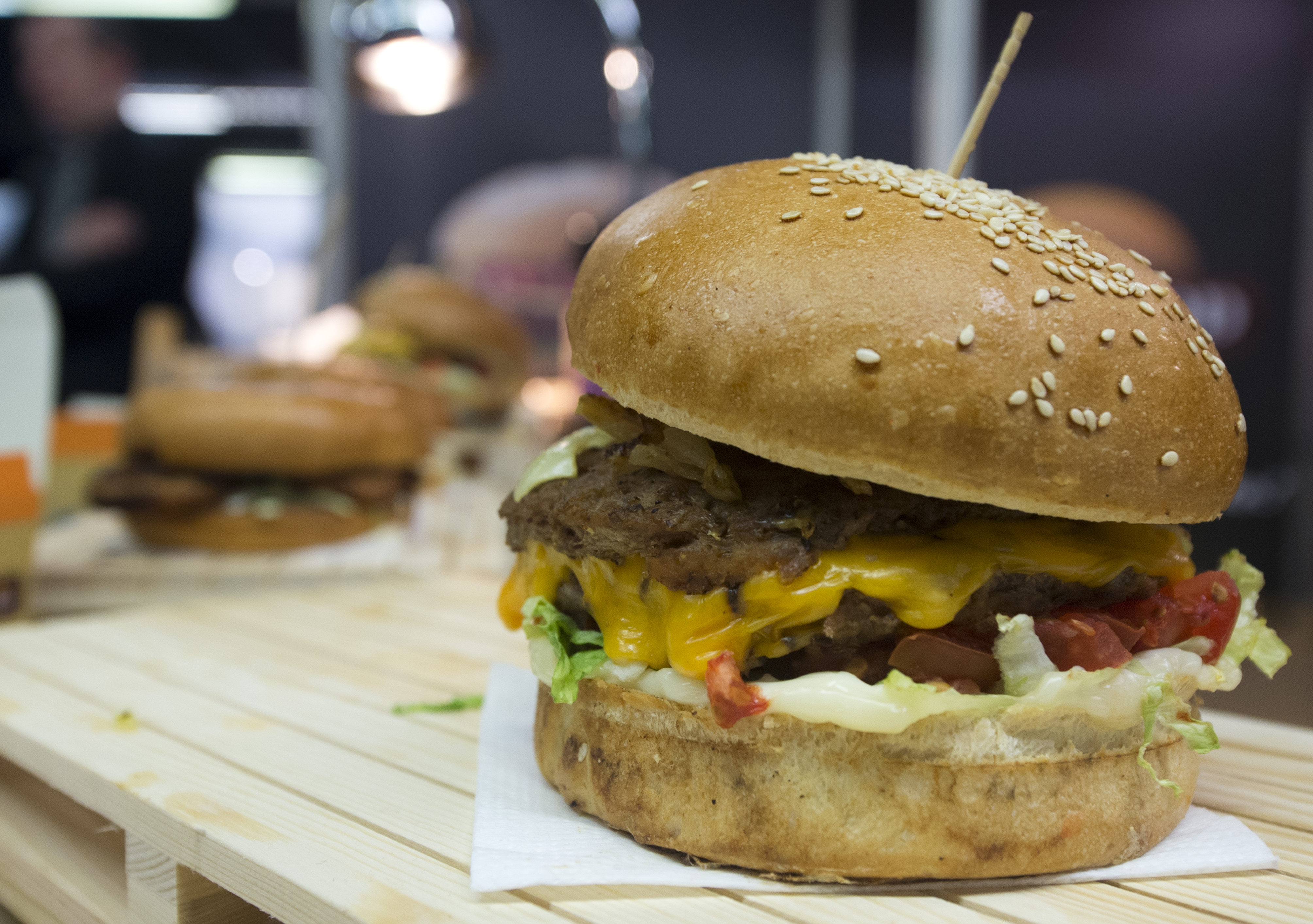 Bizarná krádež vo Svidníku: Žena pašovala pod mikinou dva hydinové hamburgery