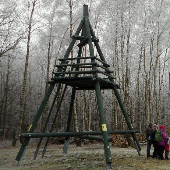 Nešťastie počas detského tábora: 9 detí sa zrútilo z rozhľadne