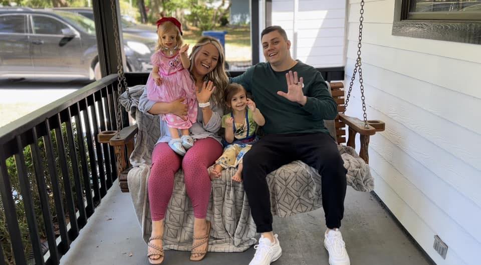 Choré dievčatko. Ľudia od nej odvracajú zrak