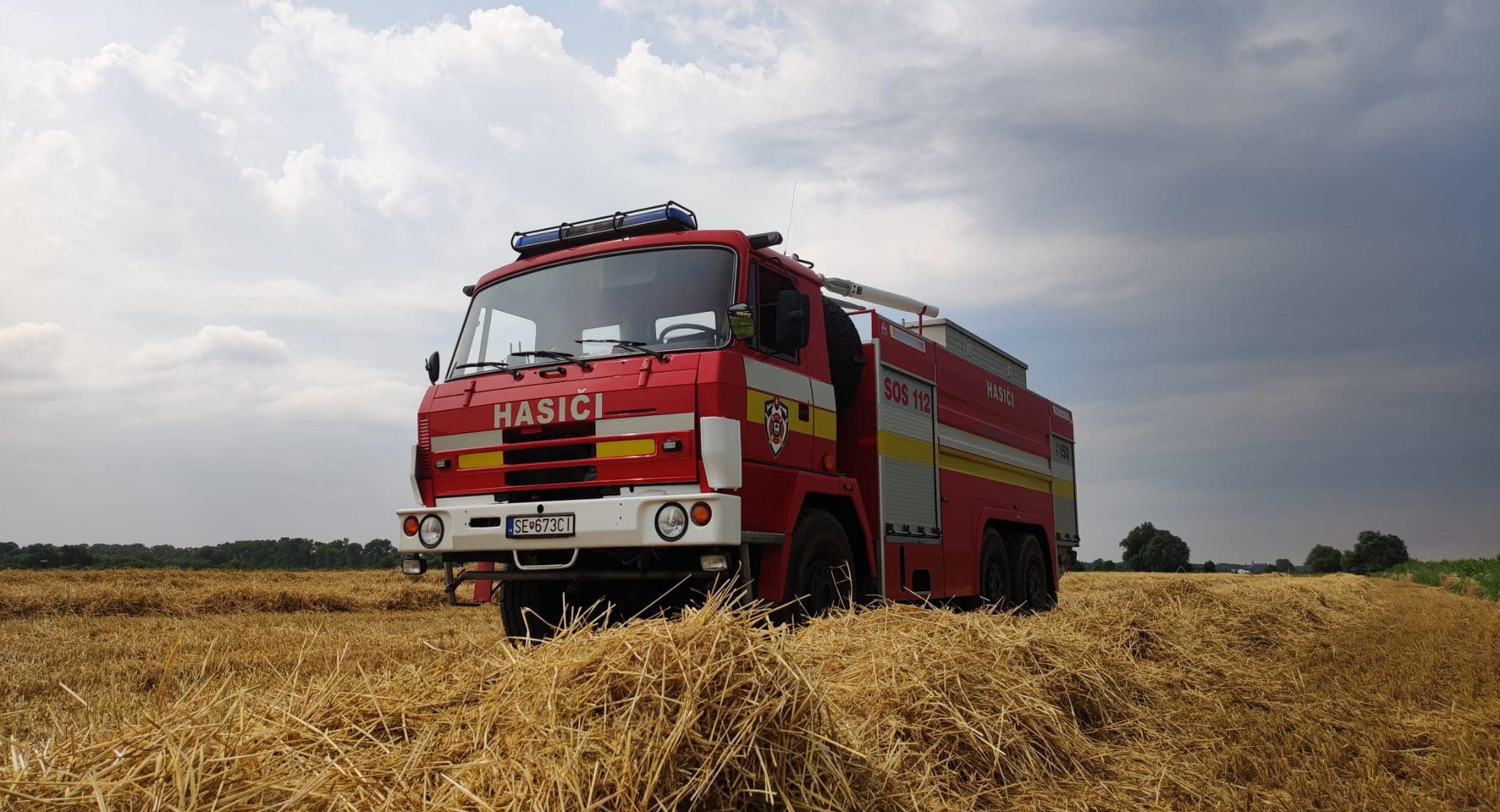 Požiar sa od horiaceho traktora pri Veľkom Šariši rozšíril na obilie