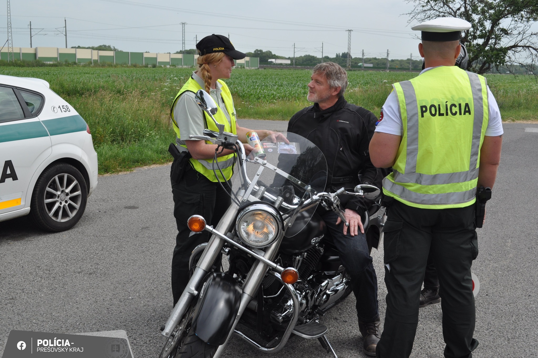 Polícia odmeňovala vodičov osviežujúcim nápojom