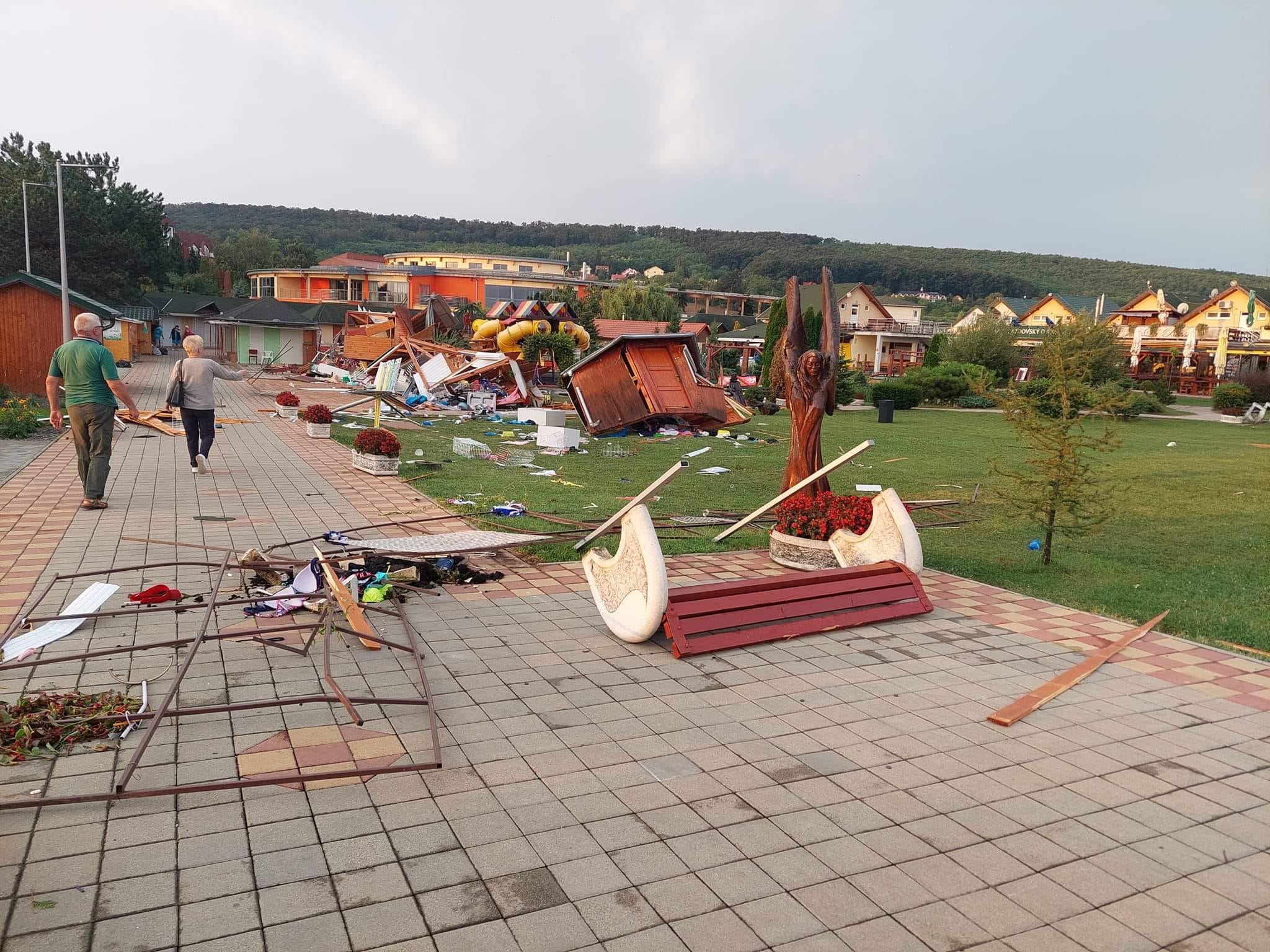 Búrka sa prehnala obľúbeným termálnym kúpaliskom. Smršť ničila stánky a prevrátila karavan