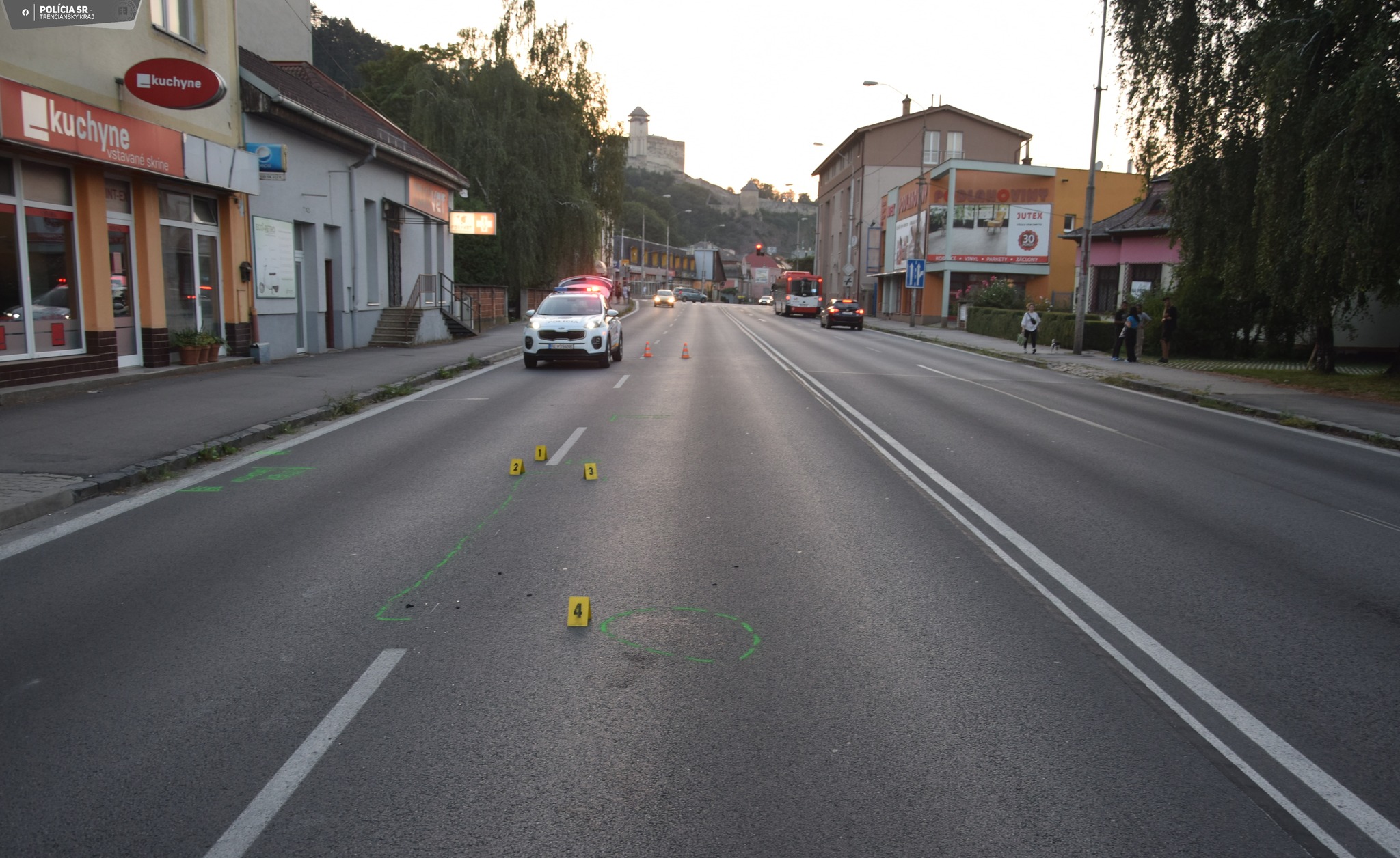 Tragická nehoda v Trenčíne: Opitý kolobežkár zrazil na ceste chodkyňu. Žena zomrela