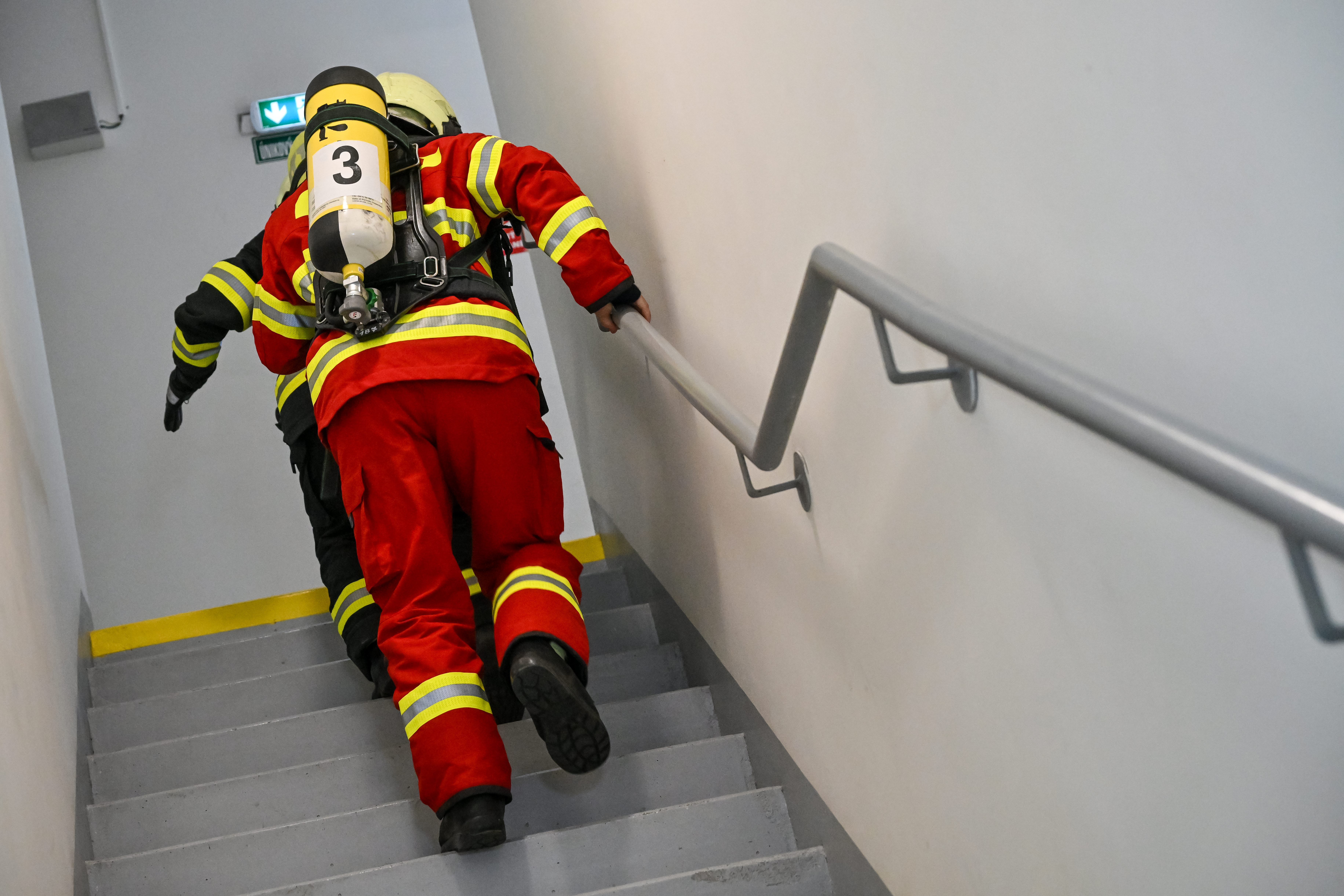 Ranný poplach v Trenčíne: Hasiči zasahovali v byte na treťom poschodí. Jedna osoba je zranená