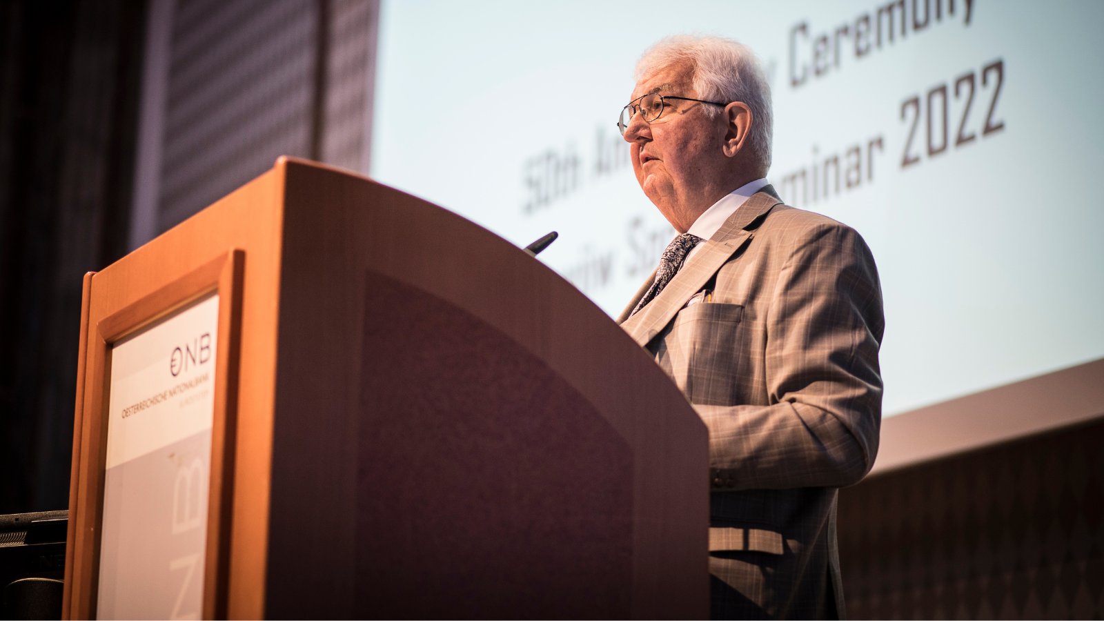 Čo znamená rétorika centrálnych bankárov: Drahšie pôžičky tu budú dlhšie